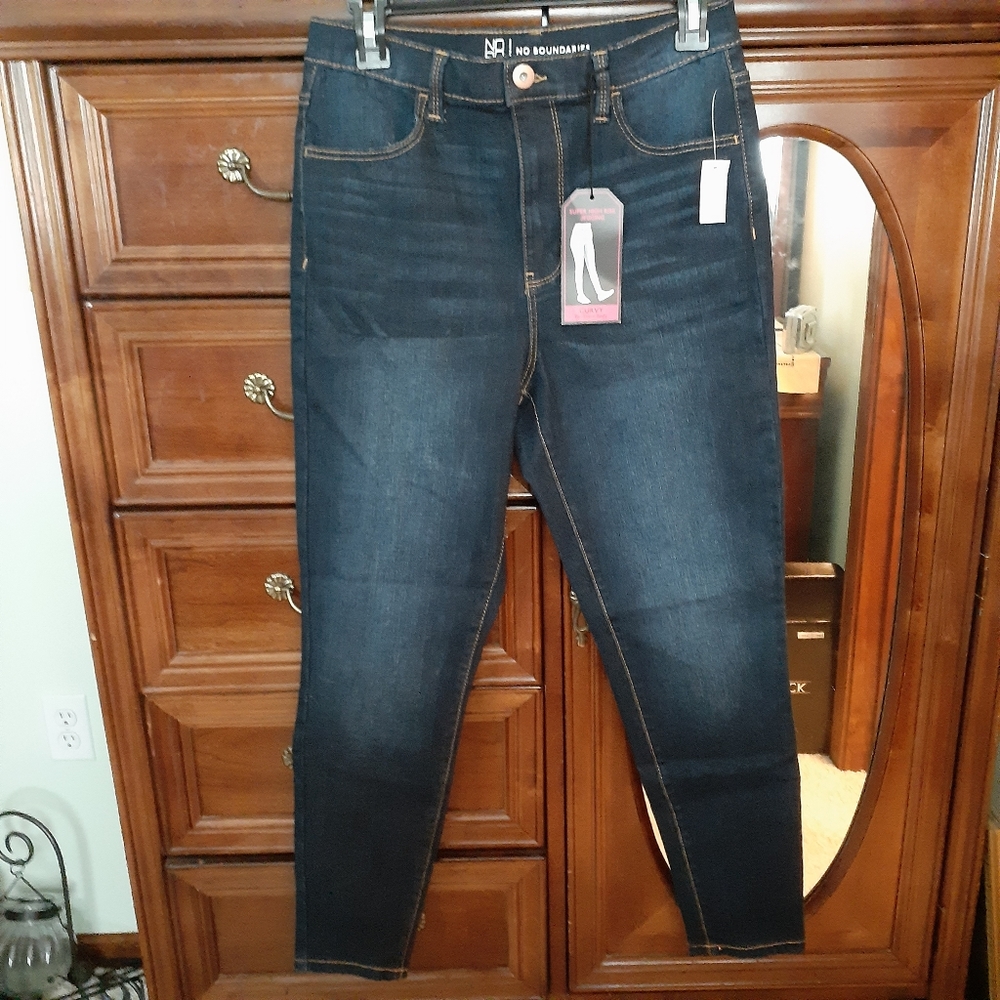 No Boundaries Super High Rise Jegging Curvy - Size 11 - BRAND NEW